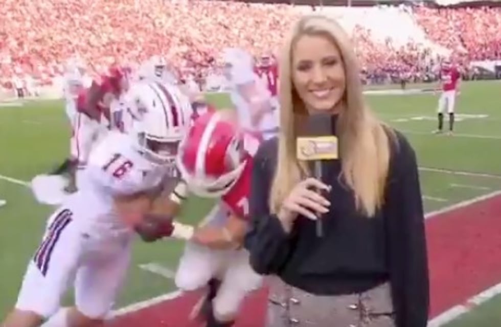 El momento en que una periodista de ESPN es tacleada en vivo