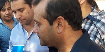 El Vice gobernador Oscar Herrera Ahuad sosteniendo la nueva bandera de Candelaria\u002E