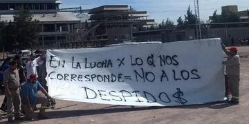 Los trabajadores se manifiestan pacíficamente al frente de la planta\u002E