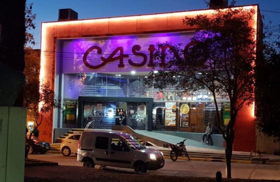 Investigan a una pareja por dejar a sus tres hijos en el coche para ir al casino