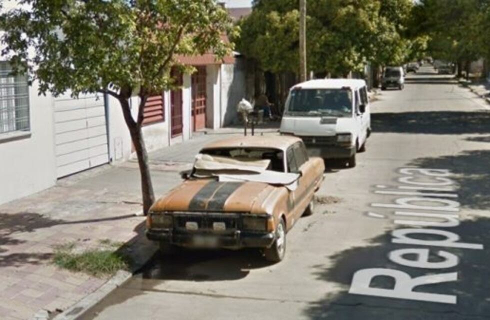 Lo balearon mientras dormía en un auto abandonado