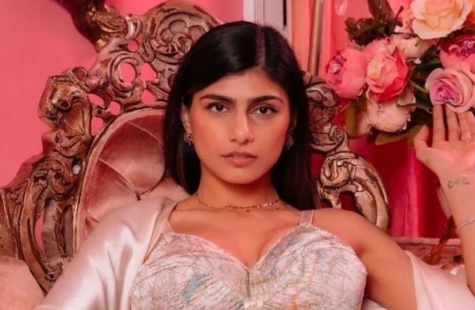 Mia Khalifa cautivó desde París en minifalda y top “underboob”: “Salud, habibi”