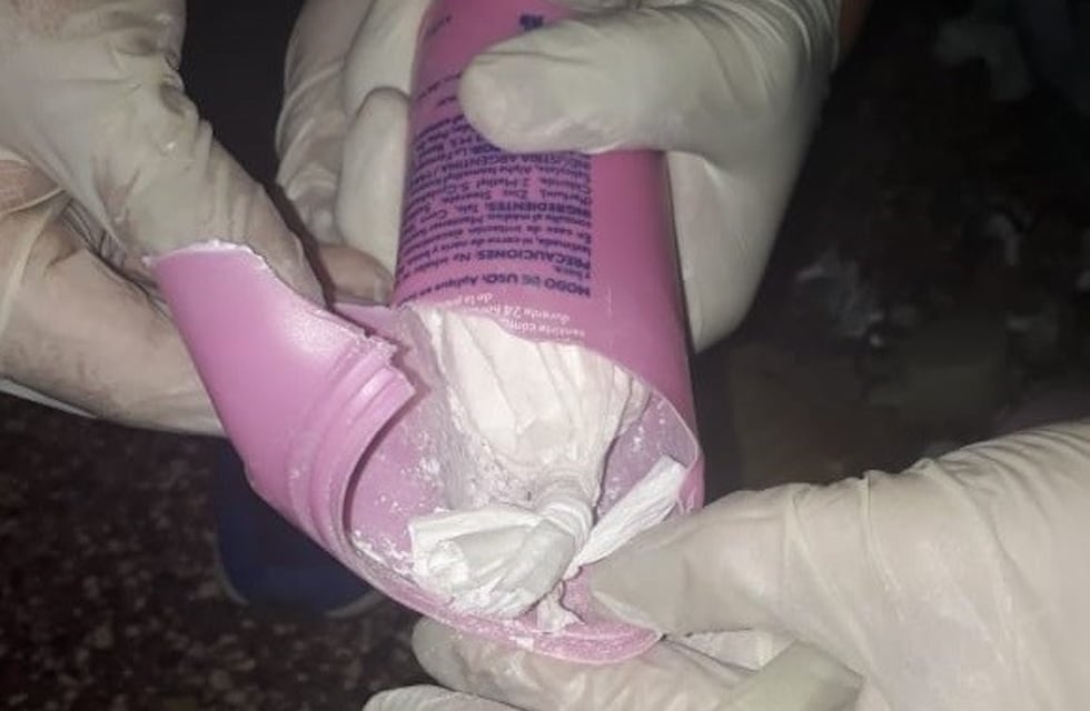 Llevaban cocaína en envases de talco y fueron detenidos