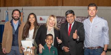 Entrega de viviendas vecinos Barrio Colombo