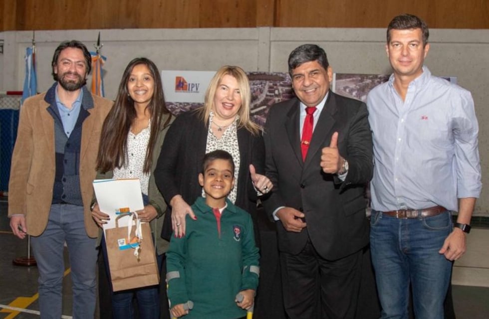 Después de 30 años , vecinos del Barrio Colombo acceden a una vivienda digna