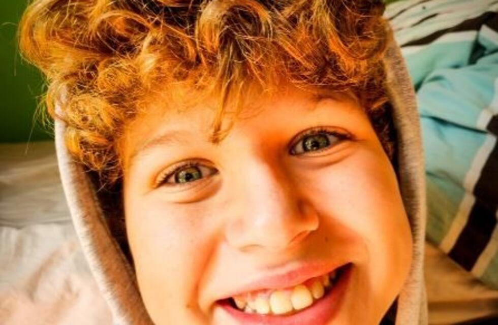 Le decían "feo" en la escuela y su papá lanzó una campaña para hacerlo sentir mejor