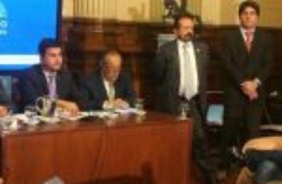 La oposición rechazó el decreto que permite el ingreso de familiares de funcionarios al blanqueo