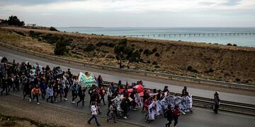 Teachers and students march to protest in Comodoro Rivadavia, in the Patagonian province of Chubut, Argentina, on September 11, 2019\u002E - Chubut, a tourist attraction due to whale sightseeing, is drowning in a sea of debts with difficulties to pay salaries in full and on time to teachers, medical doctors, court employees, office clerks, pensioners and security forces\u002E (Photo by RONALDO SCHEMIDT / AFP)