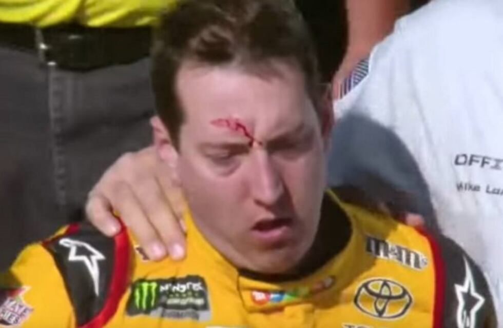 Dos pilotos de NASCAR, a las piñas en boxes por un toque en plena carrera