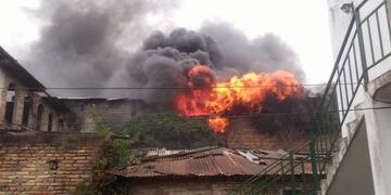 Incendio en una casa de venta de repuestos de moto\u002E
