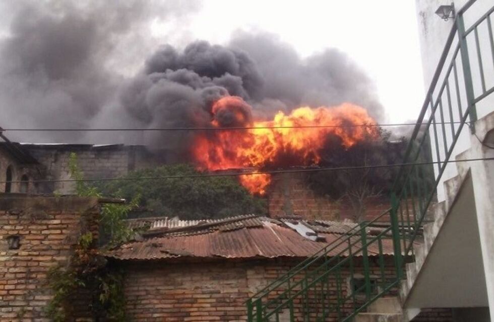 San Luis del Palmar: un incendio consumió local de repuestos de motos
