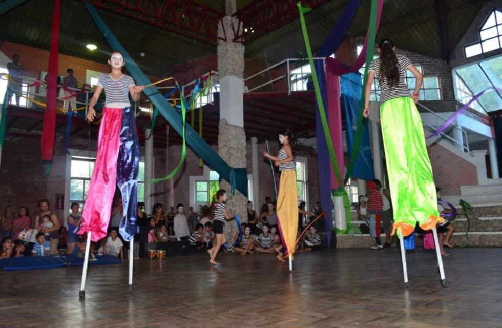 Profesores de circo de Paraná protestan frente a la Municipalidad