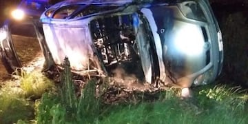 Los cinco ocupantes de la Renault Scénic pudieron abandonar el vehículo justo antes que se desatara el incendio\u002E (Min\u002E Seguridad)
