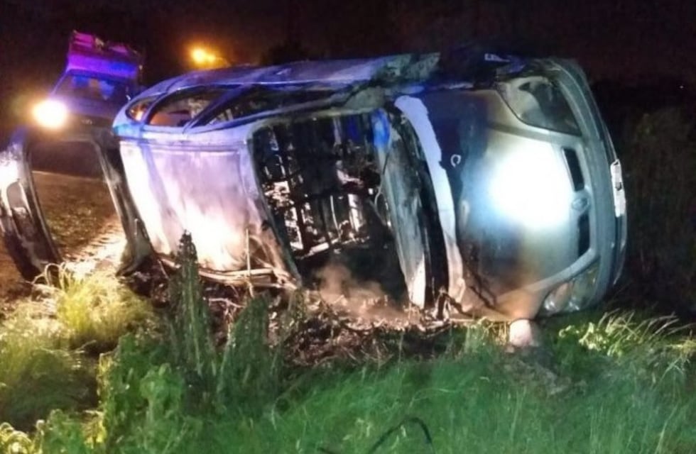 Se trabó el acelerador y un auto con cinco ocupantes terminó volcado e incendiado