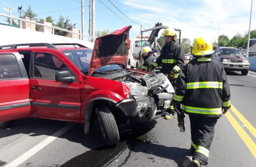Carlos Paz: Una conductora impactó su auto contra el paredón del Puente Negro