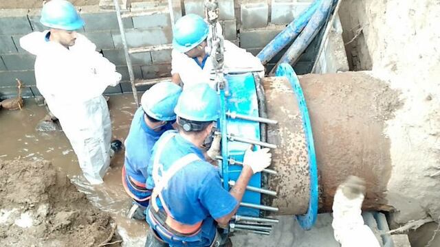 Trabajos de Aguas Cordobesas en Jardín del Pilar\u002E