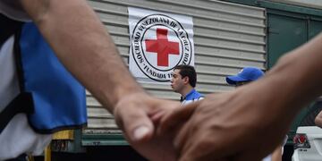 Miembros de Cruz Roja reciben la primer ayuda humanitaria