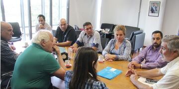 Firma del convenio para la construcción de escuelas entre el ministro Grahovac y jefes comunales del Departamento