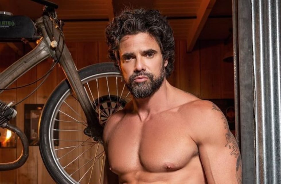 Luciano Castro presumió sus abdominales en ropa interior