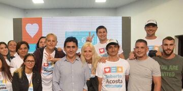 Acosta estuvo acompañado por militantes durante el acto\u002E (Gentileza)