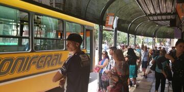 Asambleas de transporte urbano en Córdoba por protesta de choferes, colas en las paradas\u002E