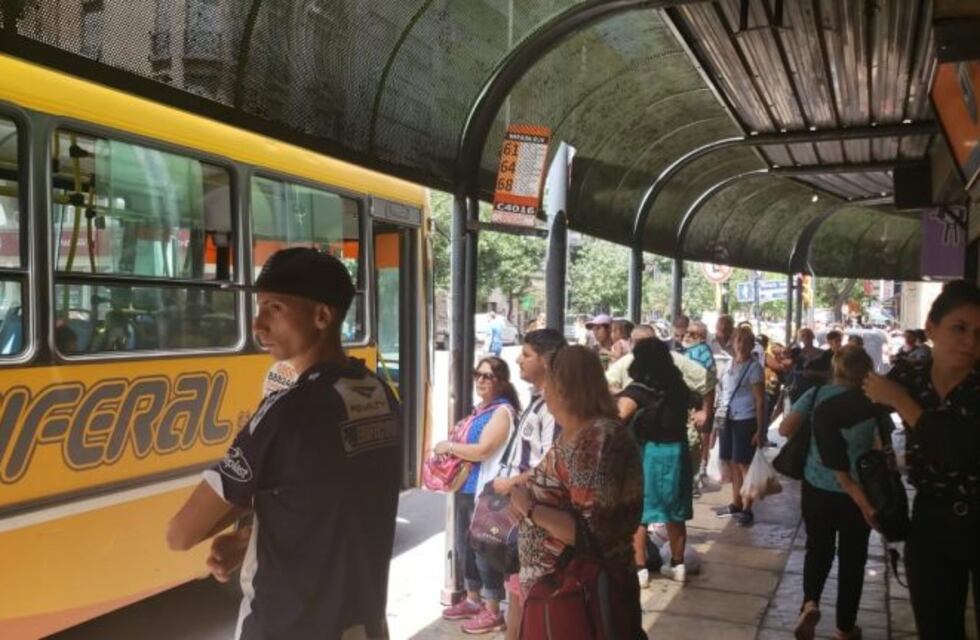 Quejas y demoras por las nuevas medidas adoptadas en el transporte urbano de Córdoba