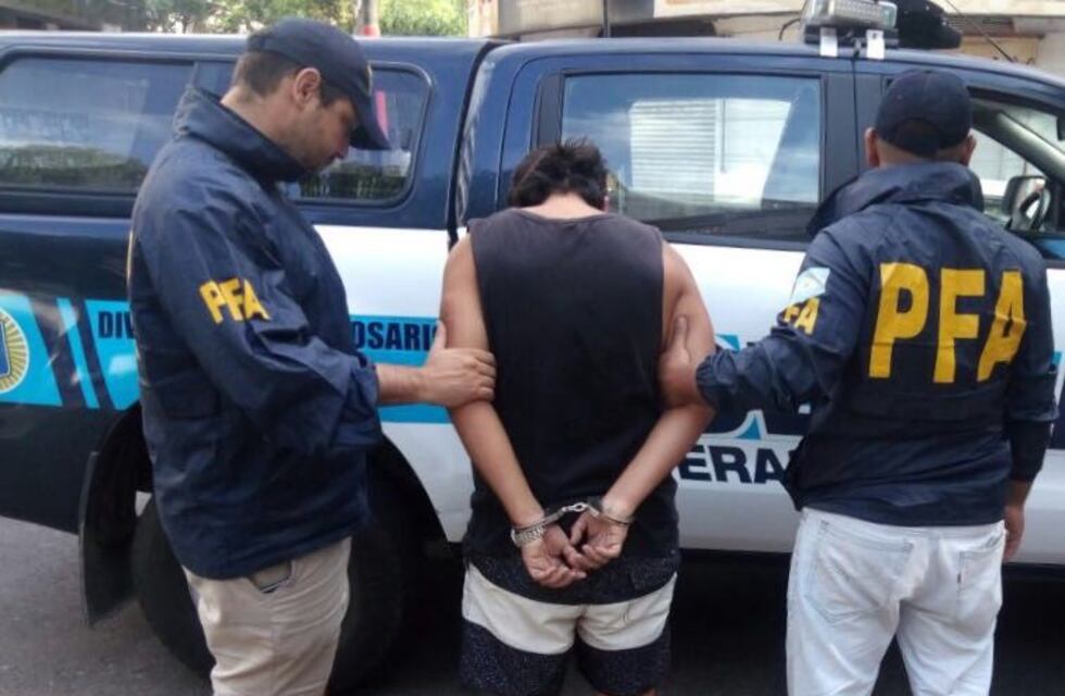 Cayeron cerca del Palomar dos personas acusadas de vender droga como delivery