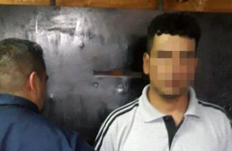 Una mujer encontró a su marido en la cama con su hija de 13 años: abusó de ella y lo detuvieron