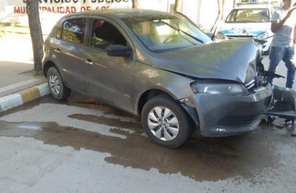 Perdió el control de su auto y chocó un camión estacionado