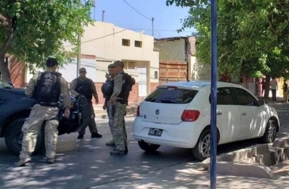 Una mujer se atrincheró con sus hijas y amenazó con quitarse la vida