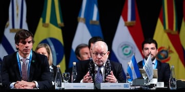 AME6717\u002E SANTA FE (ARGENTINA), 16/07/2019\u002E- El canciller de Argentina, Jorge Faurie (c), habla durante una reunión de cancilleres, este martes previo a la Cumbre del Mercosur en la ciudad de Santa Fe (Argentina)\u002E Los cancilleres del Mercosur se reunieron en la víspera de la cumbre semestral del bloque que, tras el acuerdo con la Unión Europea, busca consolidarse y potenciar su agenda externa\u002E EFE/ Juan Ignacio Roncoroni