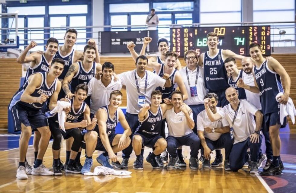 Gustavo Sapochnik ex entrenador del Cultural de Arroyito integró el cuerpo técnico de la Selección U19 en Grecia