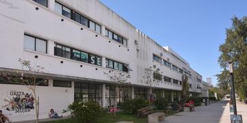 Policías entraron a los tiros a dos facultades platenses para atrapar un ladrón