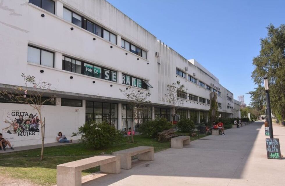 Policías entraron a los tiros a dos facultades platenses para atrapar un ladrón