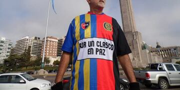 El diseu00f1o de la camiseta comparte los colores de ambos clubes con los escudos cruzados.