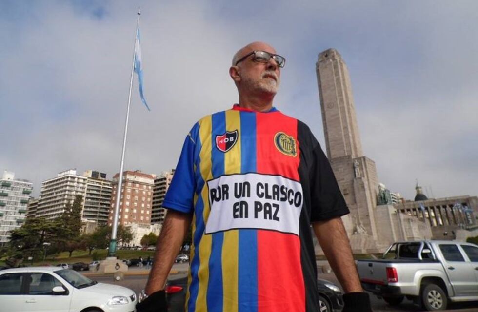 Un corredor rosarino compite con una remera de Newell's y Central para promover la paz en el fútbol