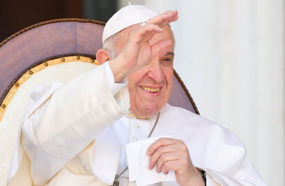 El Papa Francisco retiró la mano para que los feligreses no besaran su anillo