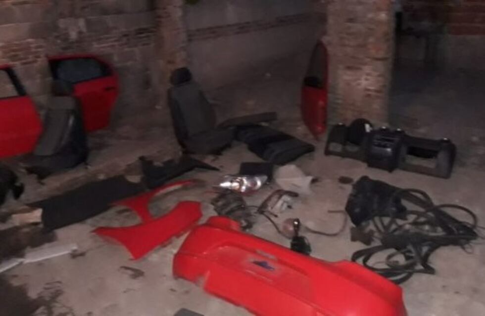 Detuvieron a dos hombres que vendían por Facebook  autopartes de un vehículo robado