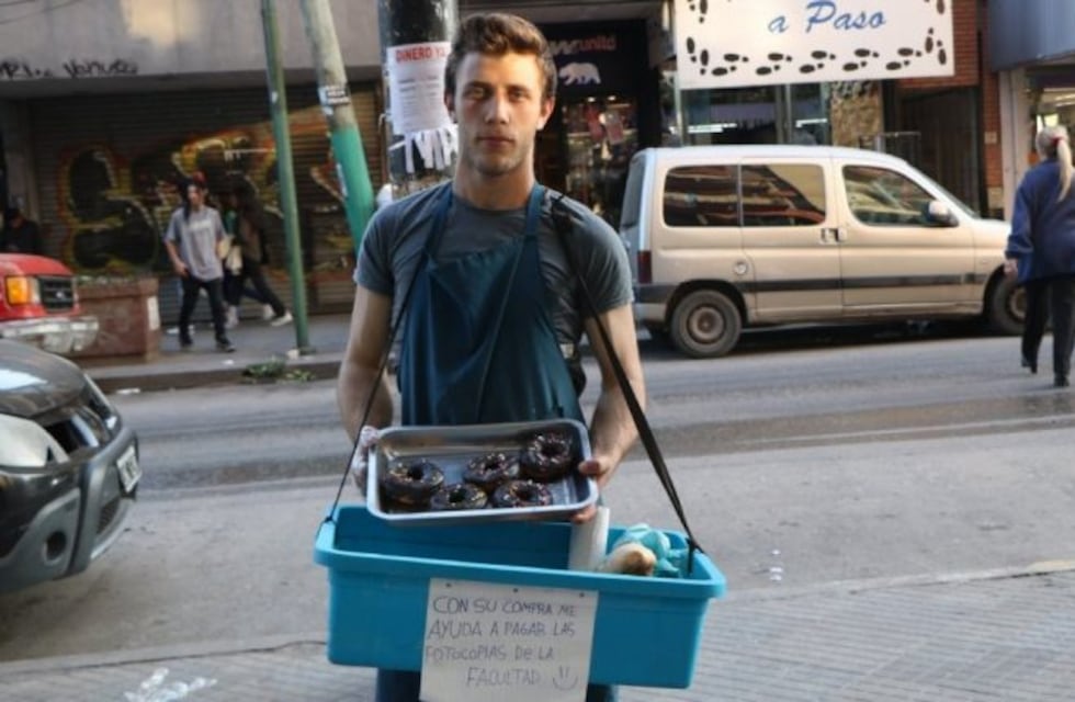 La historia del modelo que vende tortas fritas en una estación de tren para pagarse los apuntes de la facultad