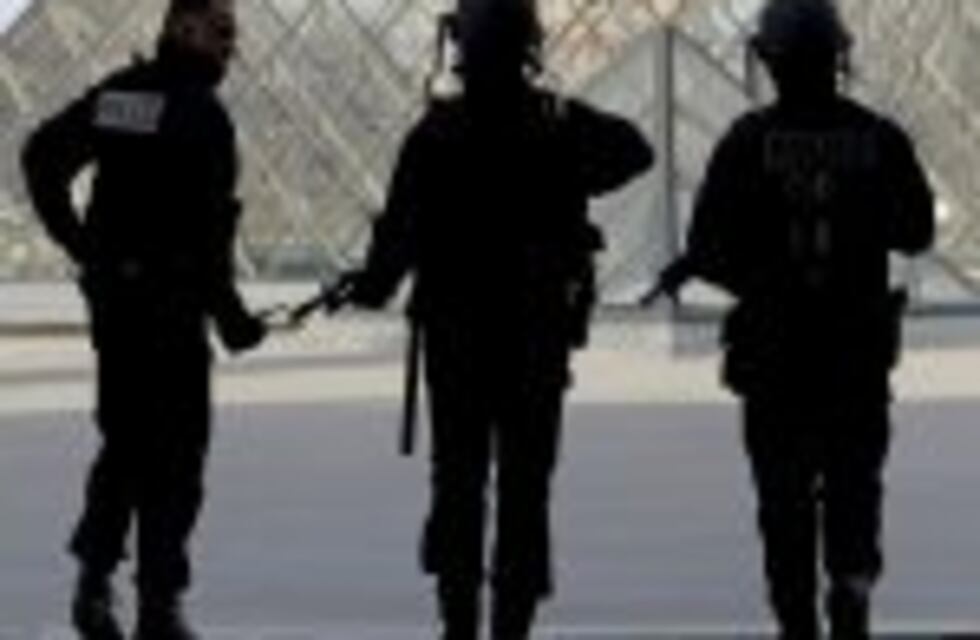 Ataque en el Louvre: un soldado le disparó a un hombre que lo atacó con un machete