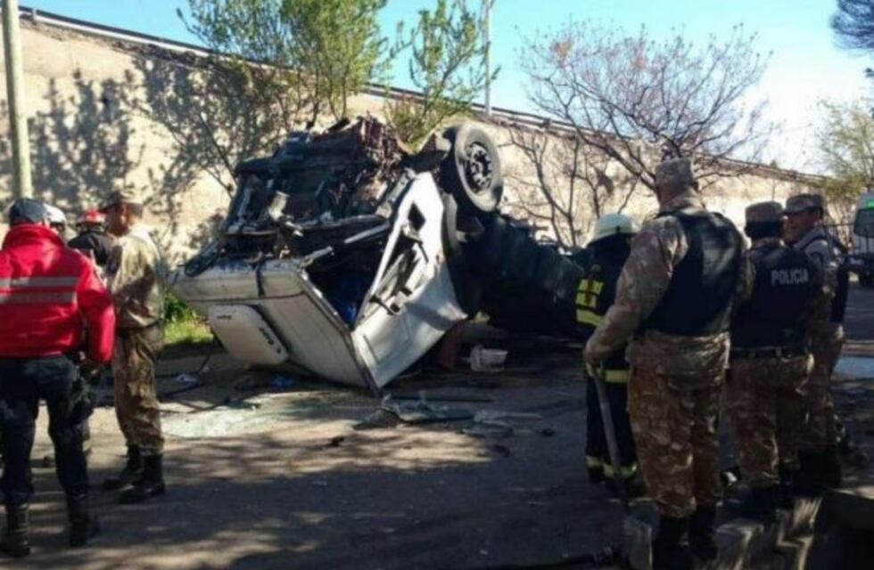 Volcó un camión en el Acceso Sur y hay caos vehicular