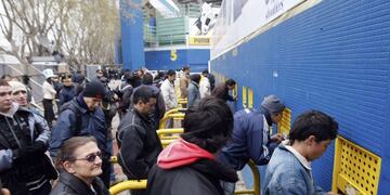 Hinchas de Central comprando en las boleterías del Gigante\u002E (Reuter)