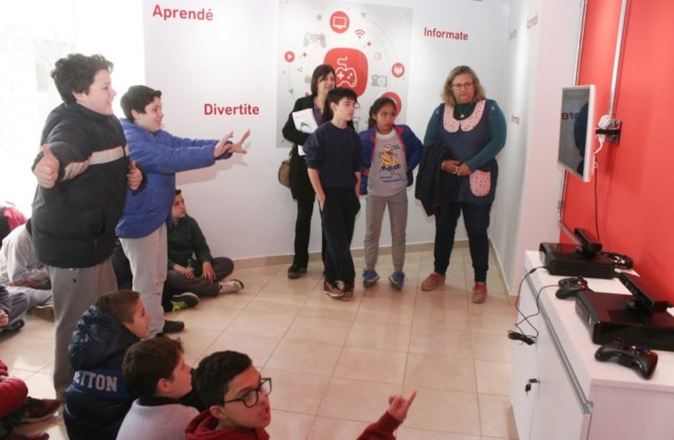 Alumnos de Arroyito visitan el Punto Digital