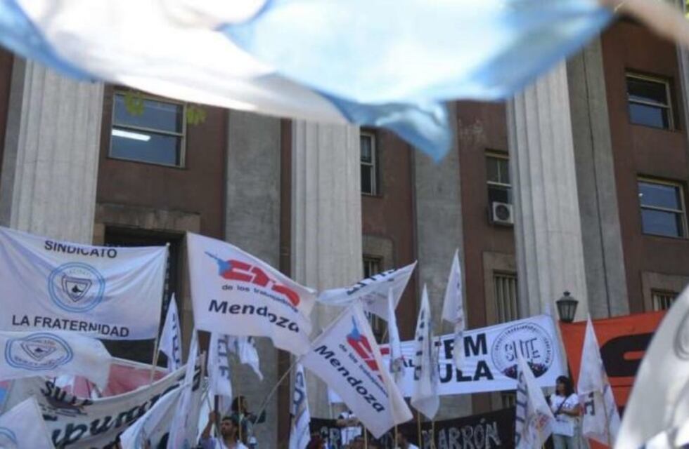 Manifestantes se concentraron frente a Casa de Gobierno de Mendoza