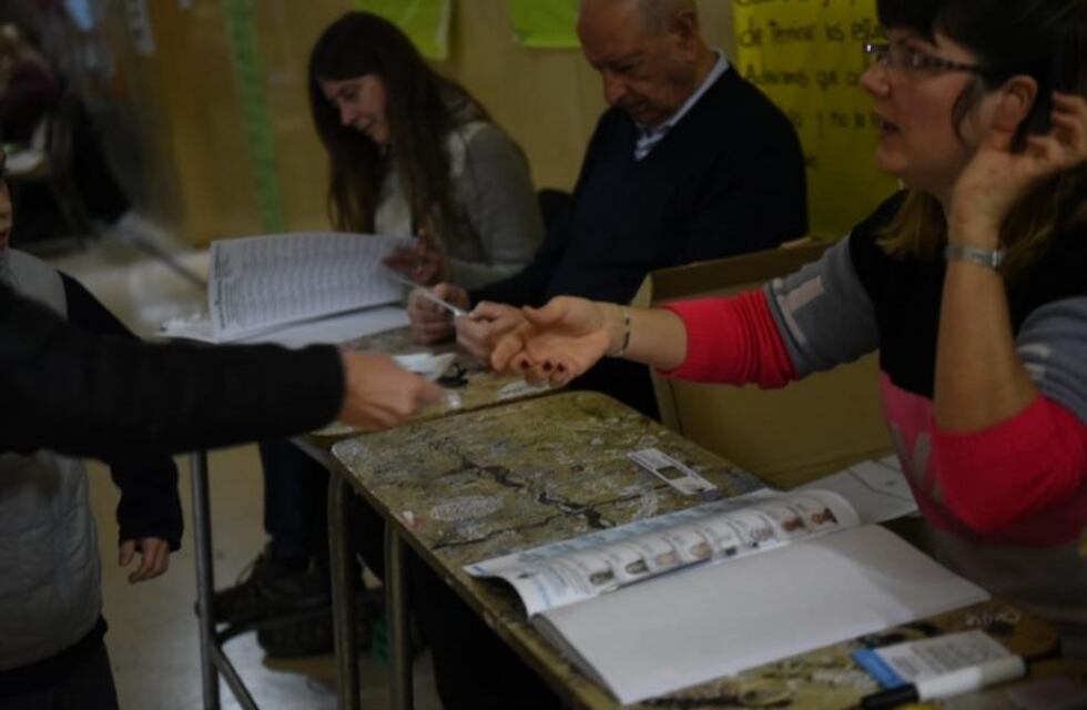 Errores en los padrones, falta de autoridades y boletas en algunas mesas rosarinas