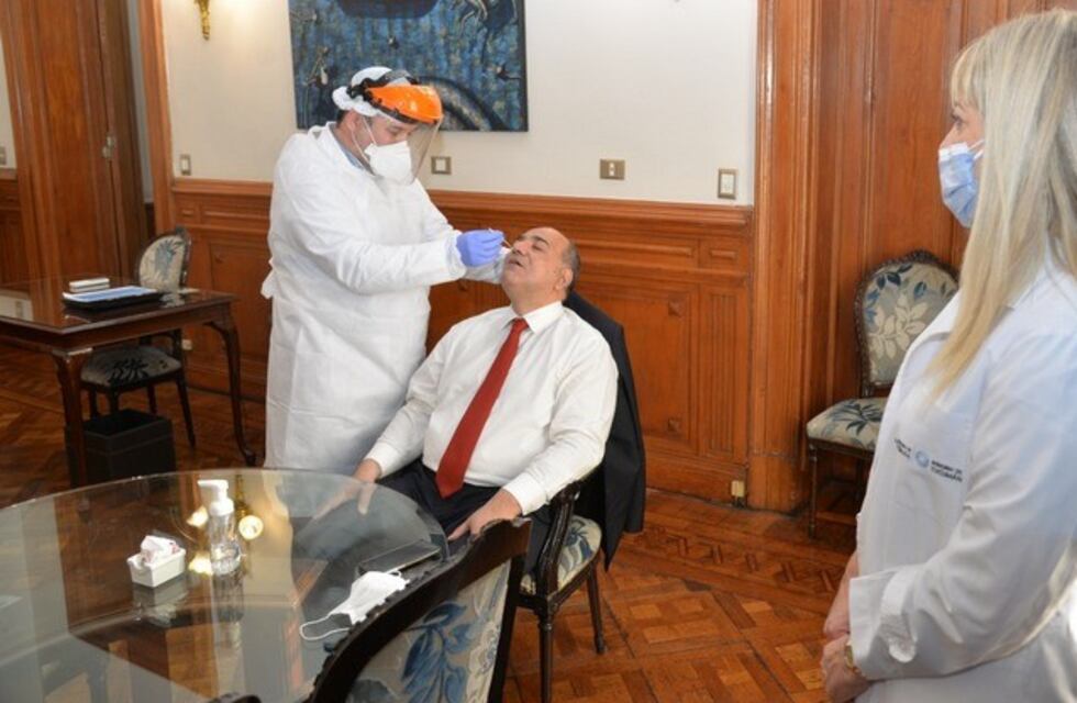 El gobernador Manzur dio negativo en el test rápido para Covid-19