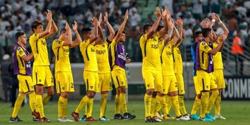 Argentina's Boca Juniors players applauds as they leave the field after a 2018 Copa Libertadores football match against Brazil's Palmeiras at Allianz Parque stadium, in Sao Paulo, Brazil, on April 11, 2018\u002E / AFP PHOTO / Miguel SCHINCARIOL