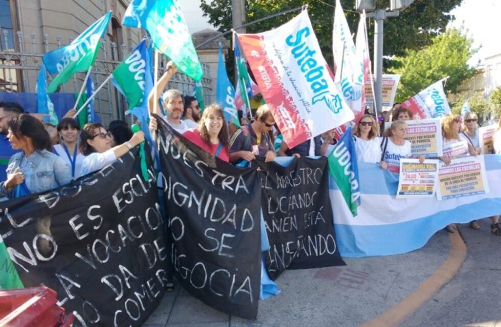 El gobierno bonaerense ofreció 27,4% para destrabar el conflicto docente