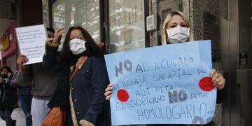 Tejedoras y trabajadores textiles rechazan que su salario se reduzca a la mitad (Foto: 0223)