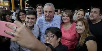 El gobernador de Misiones junto a los ciudadanos de Eldorado, en la inauguración de la nueva terminal\u002E